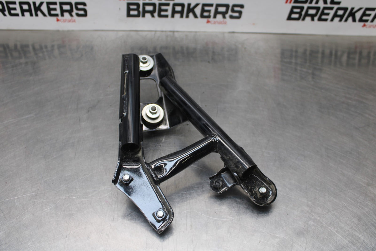 15 SUZUKI BOULEVARD C50 MUFFLER EXHAUST PIPE BRACKET MOUNT BB775