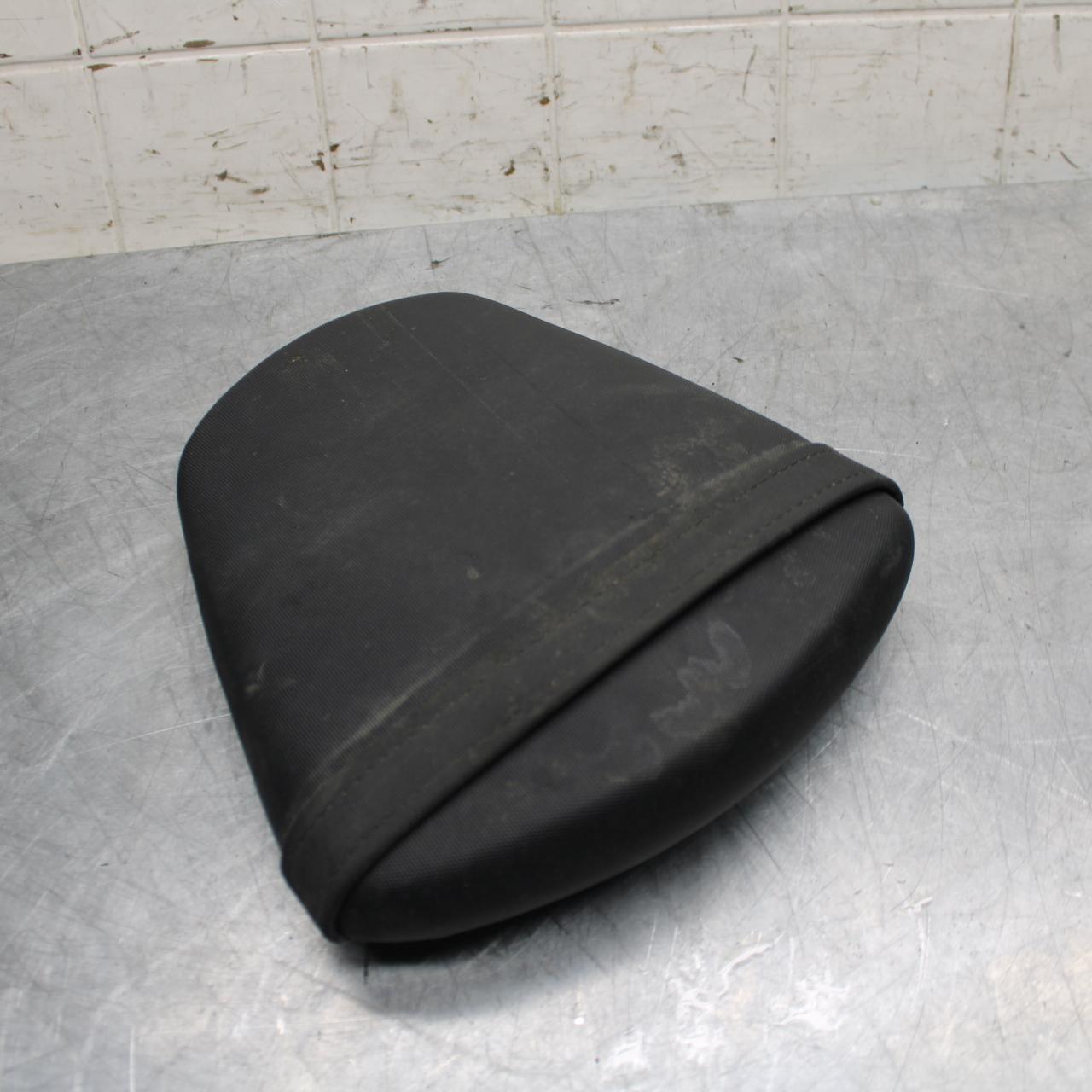 11-22 SUZUKI GSXR 600  REAR BACK PASSENGER TANDEM SEAT PAD SADDLE PILLION BB485