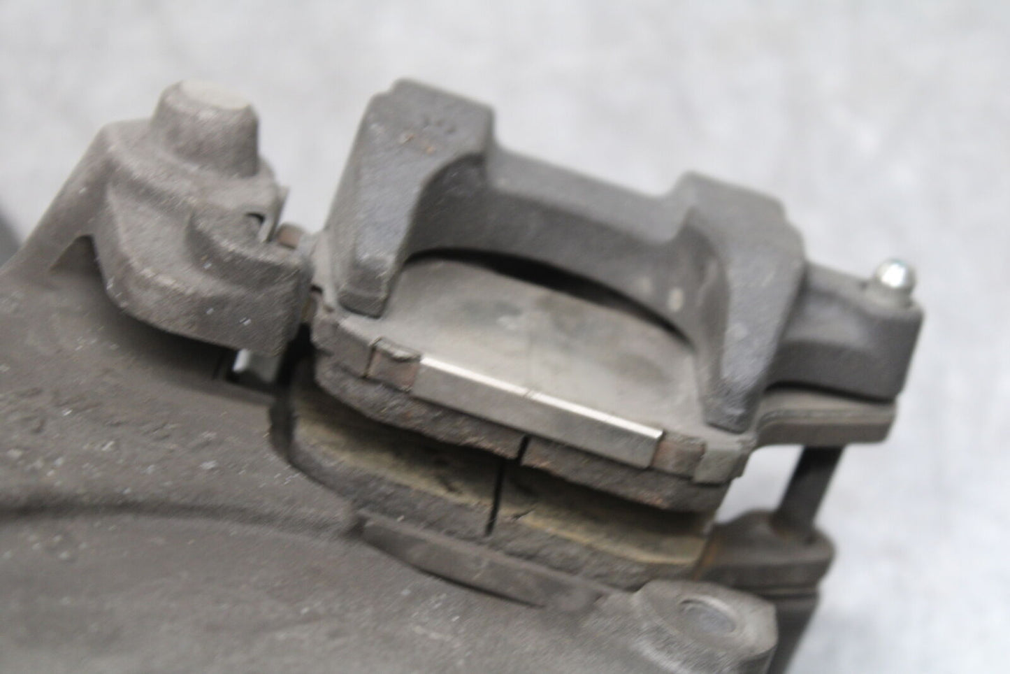 09-15 YAMAHA FZ6R REAR BACK BRAKE CALIPER W MOUNT BRACKET 20S-2580W-10-00 BB719