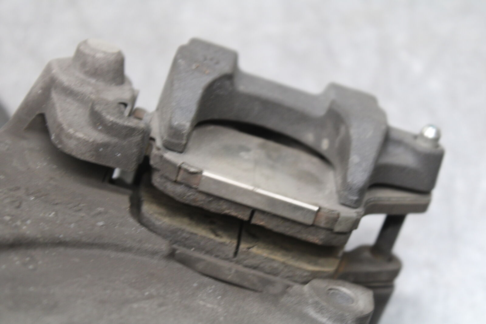 09-15 YAMAHA FZ6R REAR BACK BRAKE CALIPER W MOUNT BRACKET 20S-2580W-10-00 BB719