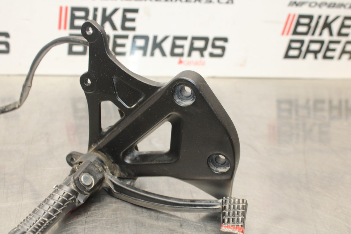 24-25 SUZUKI GSXR1000 RIGHT REARSET REAR SET DRIVER FOOT PEG REST STOP BB767
