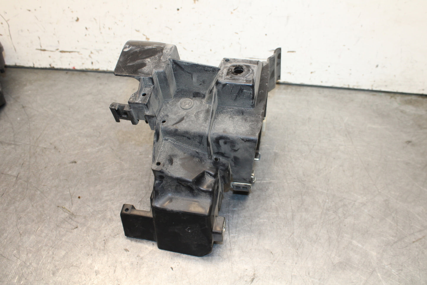 17-24 YAMAHA BOLT XVS950 BATTERY TRAY BOX HOLDER BB729