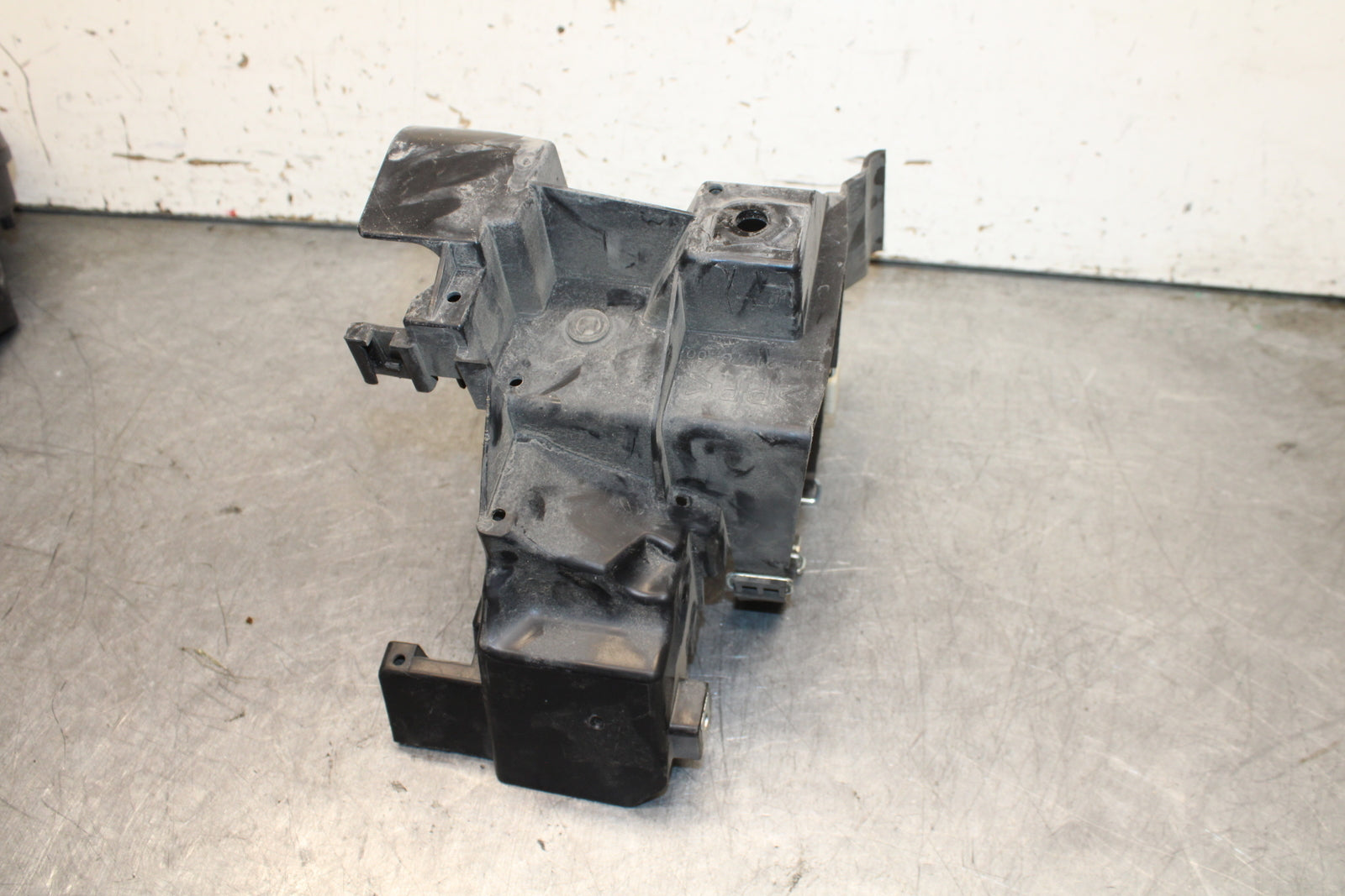 17-24 YAMAHA BOLT XVS950 BATTERY TRAY BOX HOLDER BB729