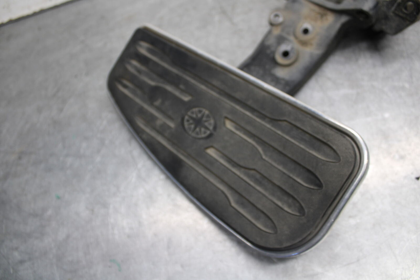 05-06 YAMAHA ROYAL STAR FRONT FOOT RESTS PEGS STEPS SET PAIR BB697