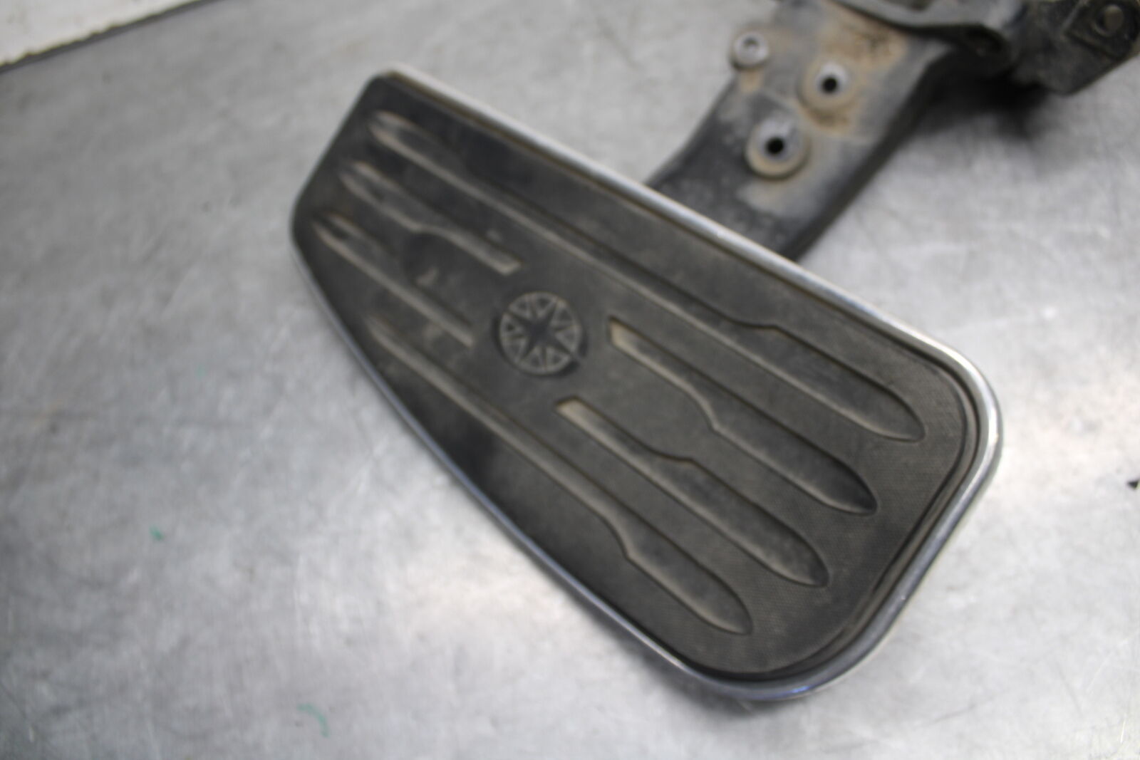 05-06 YAMAHA ROYAL STAR FRONT FOOT RESTS PEGS STEPS SET PAIR BB697