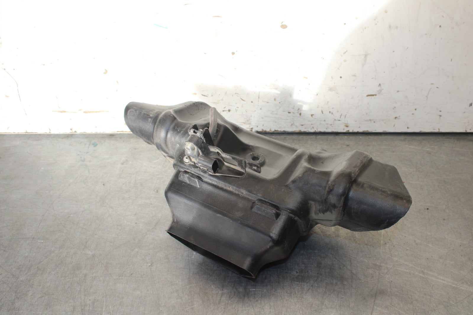 09-14 YAMAHA YZF R1 RAM AIR INTAKE TUBE DUCT BB696