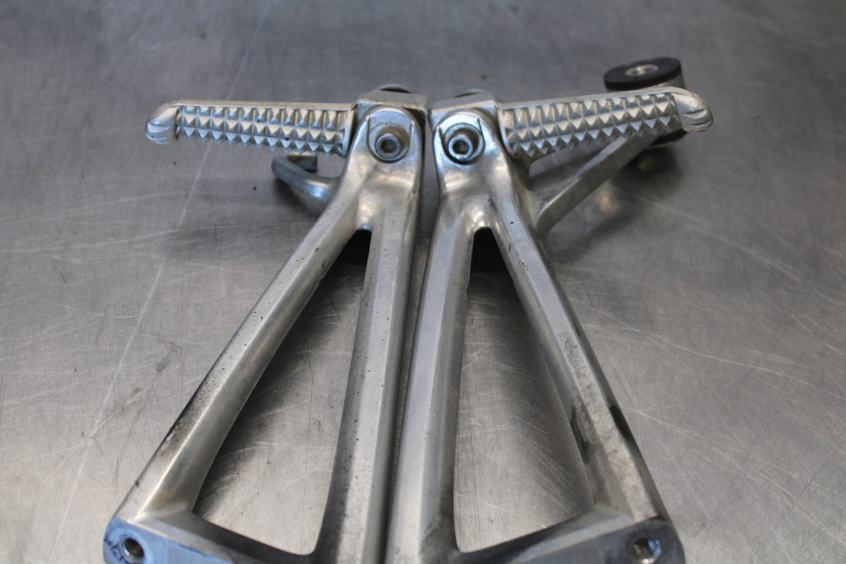 03-04 YAMAHA YZF R6 REAR BACK PASSENGER PEG SET PAIR BB890