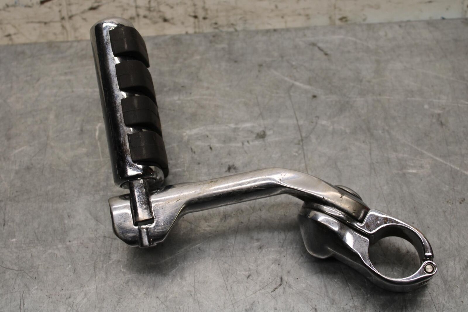 2005 Kawasaki Vulcan 1600 VN1600D Nomad REAR PASSENGER FOOT STEP PEG BB556