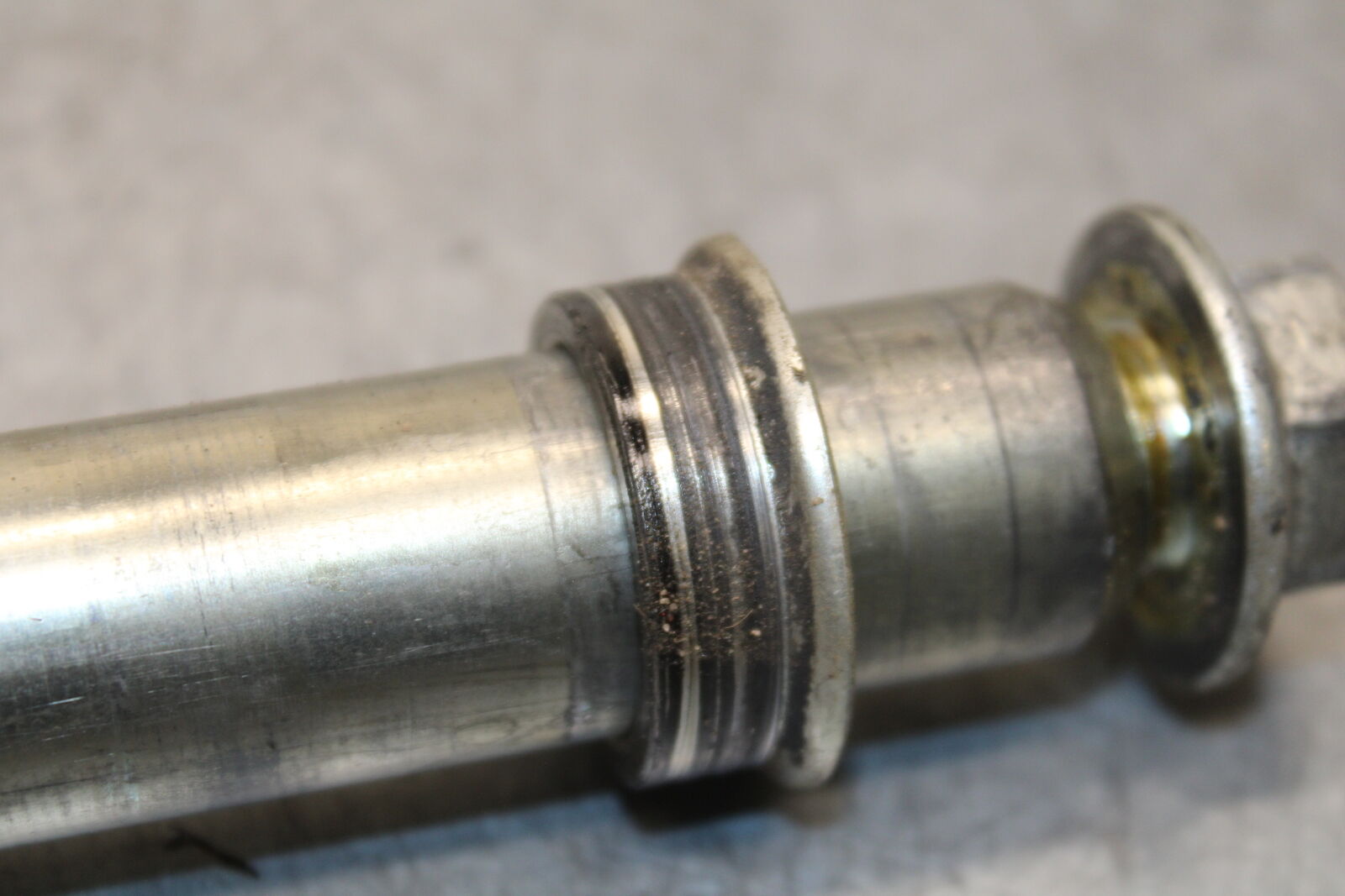 08-09 SUZUKI GSXR600 FRONT WHEEL RIM AXLE PIVOT BOLT BB728