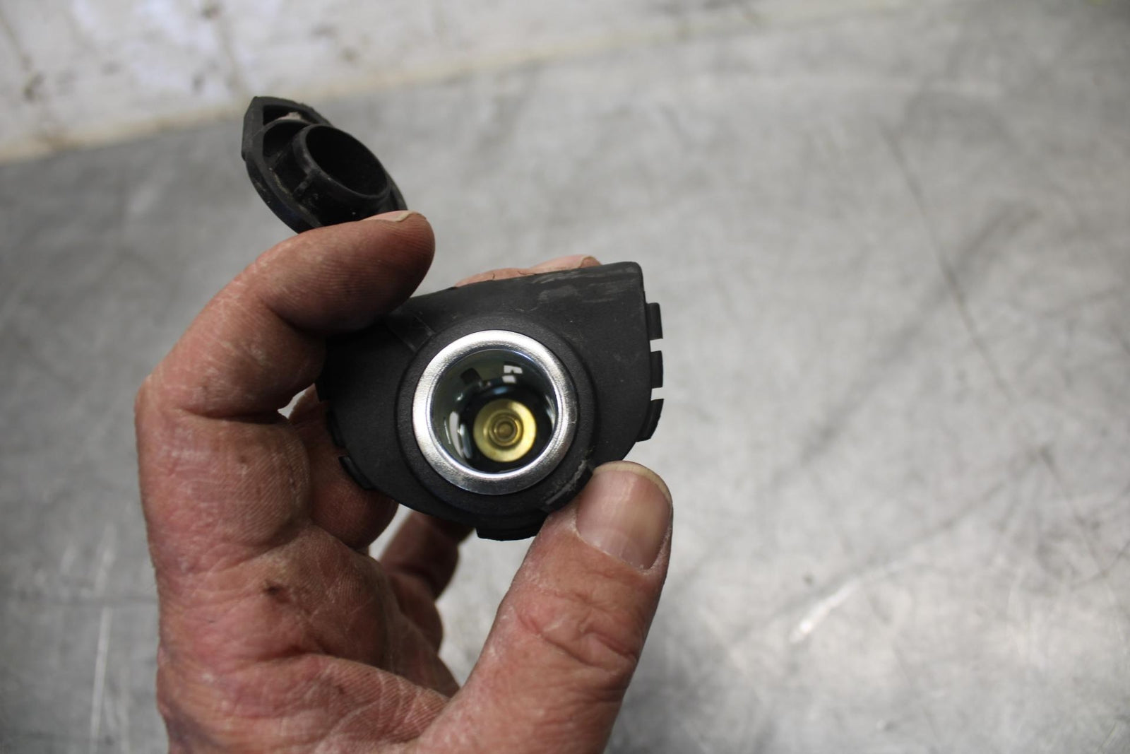 22 KTM 890 ADVENTURE   AUX POWER PLUG BB514