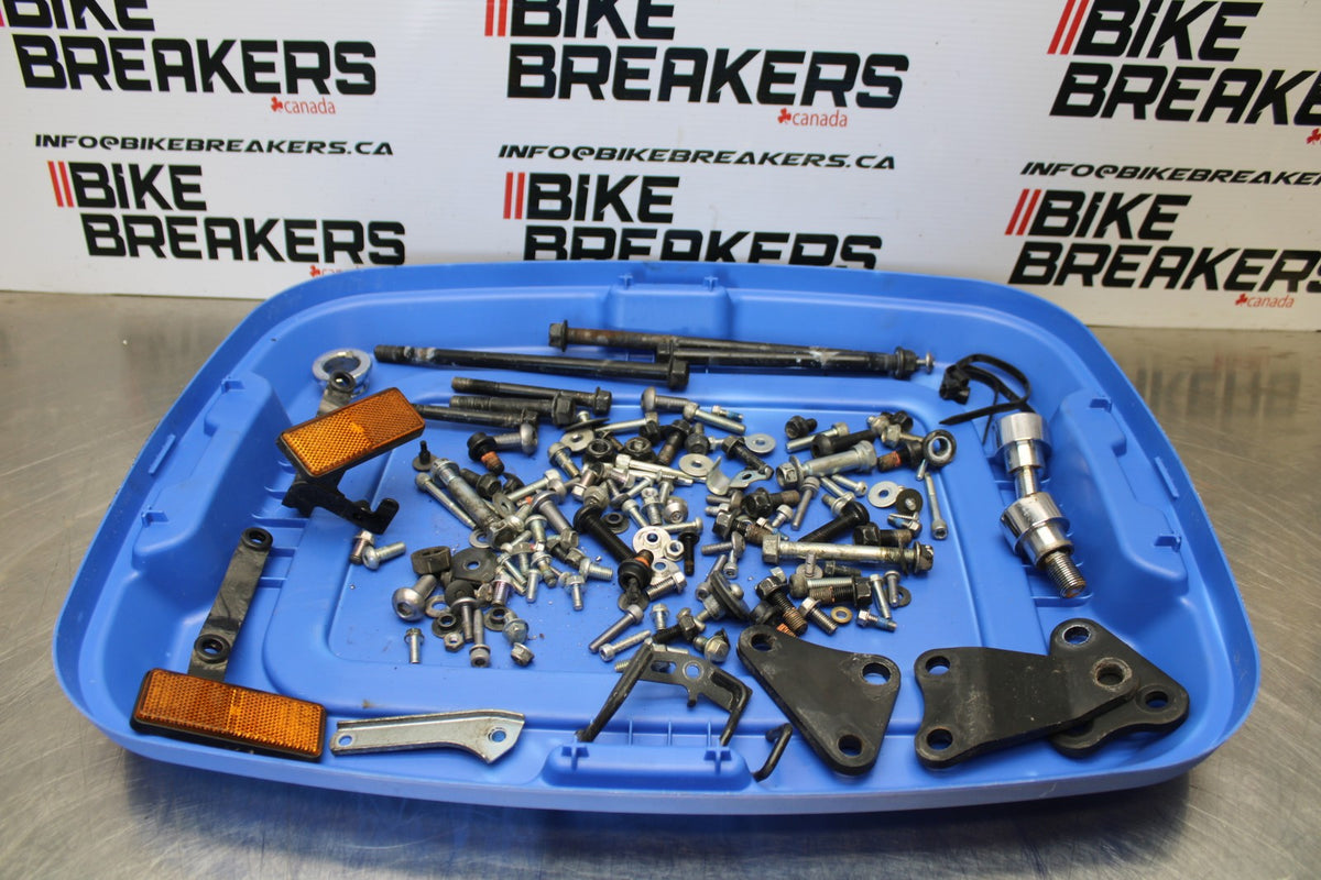 09 YAMAHA V STAR 950 MOUNTING BOLTS HARDWARE MOTOR SCREWS BB172