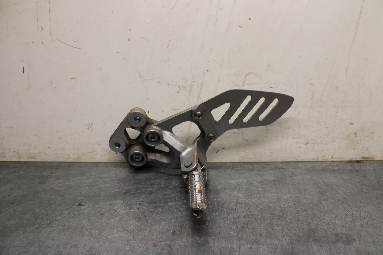 09 SUZUKI GSXR600 LEFT REARSET REAR SET DRIVER FOOT PEG REST STOP BB759