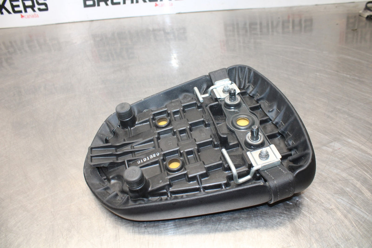 06-07 SUZUKI GSXR 600 REAR BACK PASSENGER TANDEM SEAT PAD SADDLE PILLION BB178
