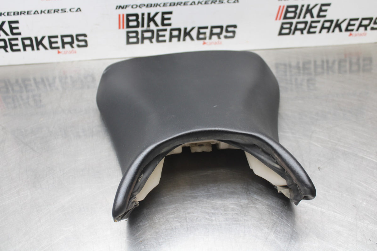 03-05 YAMAHA YZF R6  FRONT DRIVERS SEAT PAD SADDLE PILLION BB793