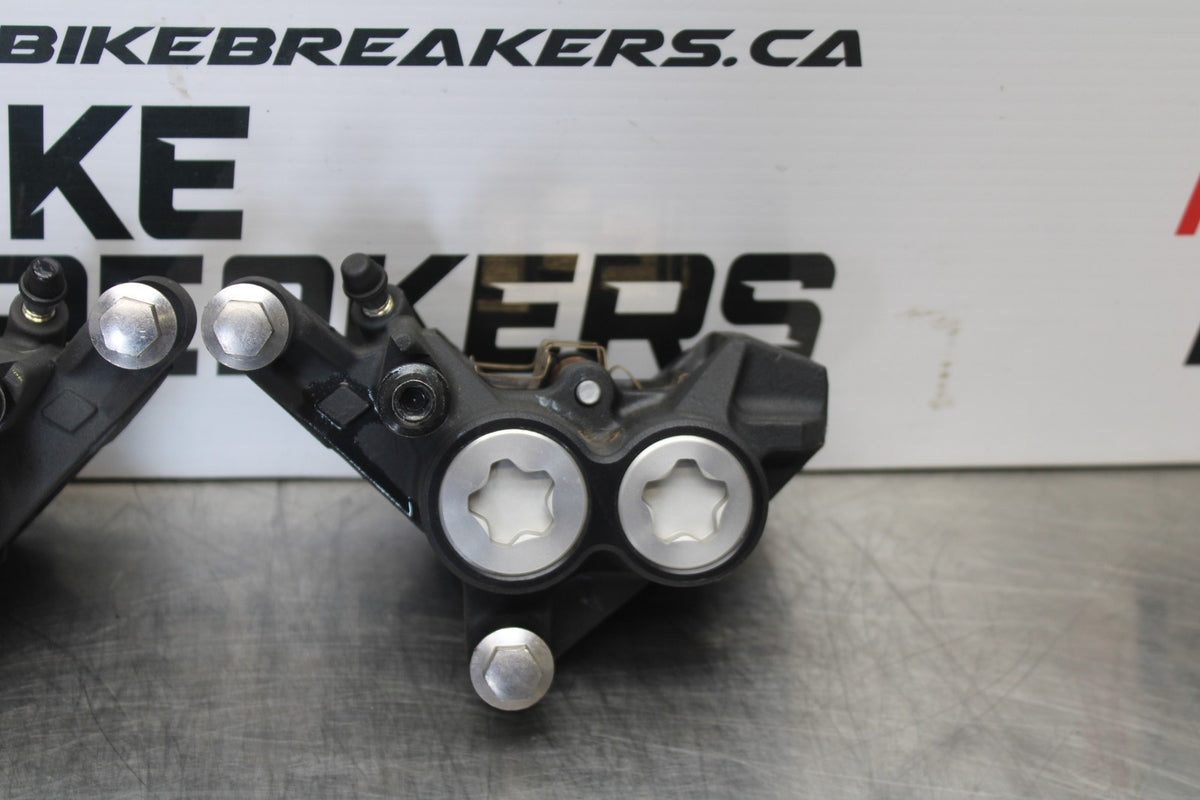 23-24 YAMAHA MT-07 RIGHT LEFT FRONT BRAKE CALIPER SET PAIR CALIPERS BB194