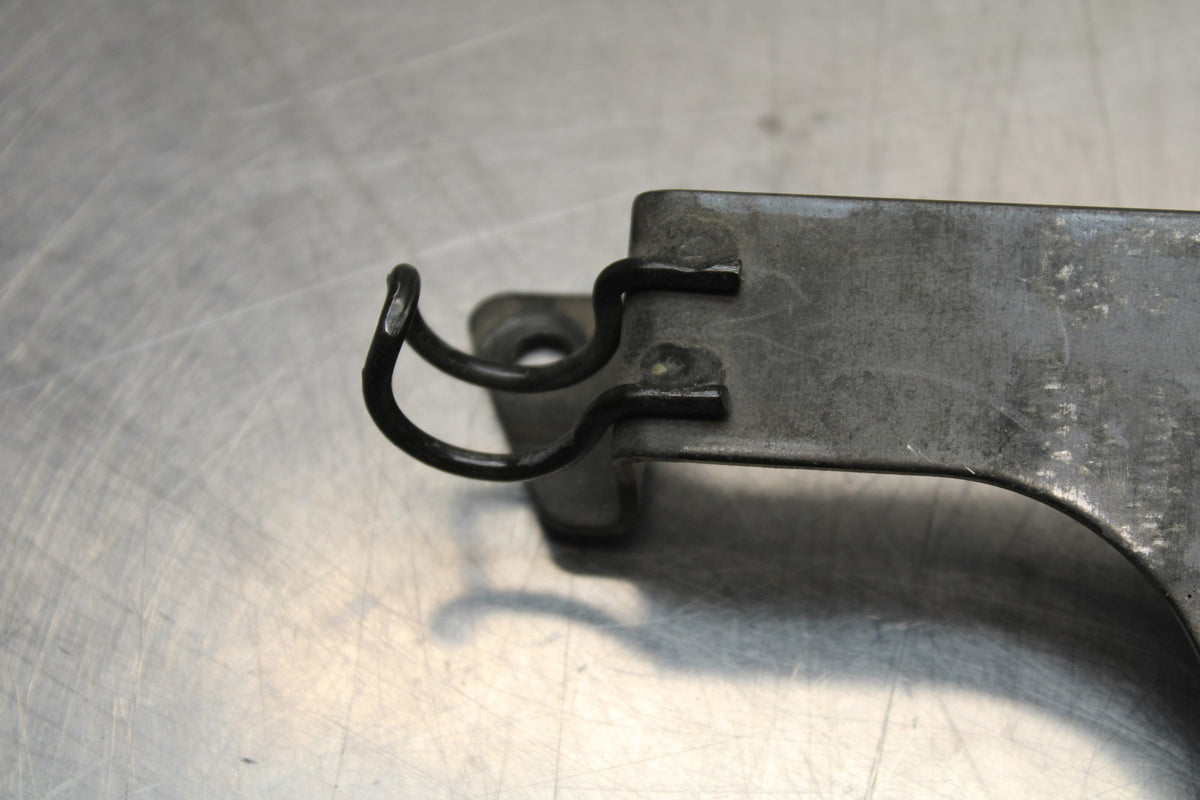 02 KAWASAKI VULCAN 800 VN800B CLASSIC BATTERY HOLD DOWN CLAMP STRAP BB862