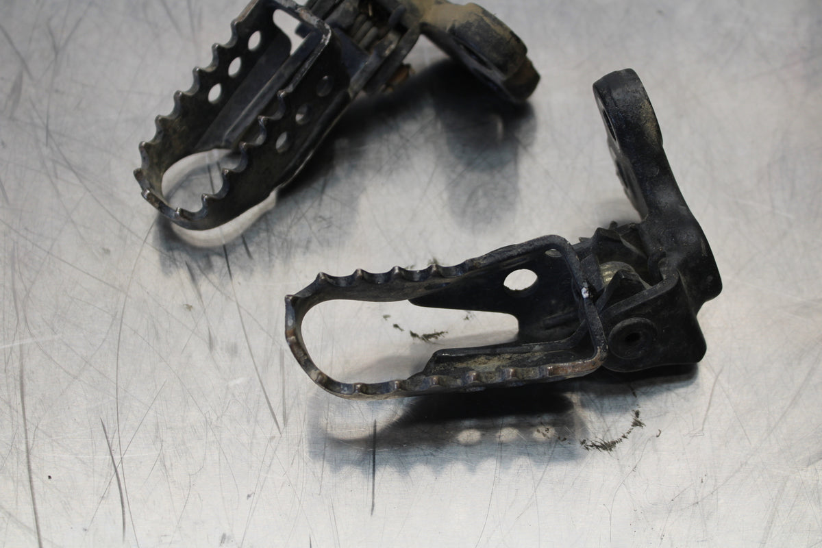 19 YAMAHA TTR230 LEFT RIGHT FOOT RESTS PEGS  BB146