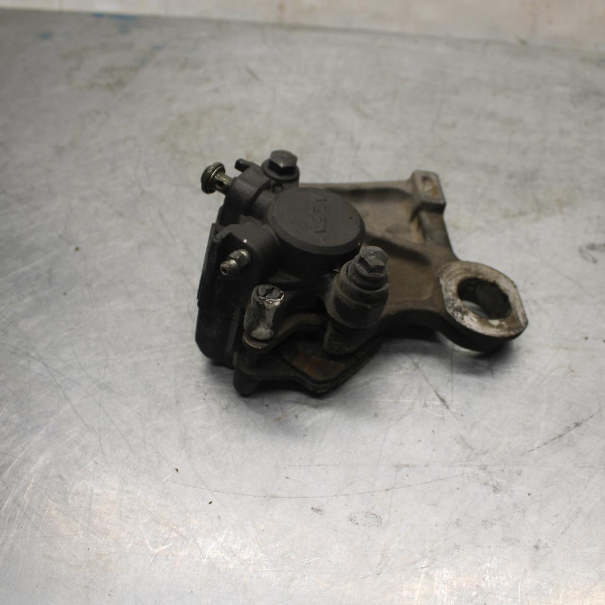 07 YAMAHA YZF R6 2c0 REAR BRAKE CALIPER W HANGER BACK MOUNTING BRACKET BB423