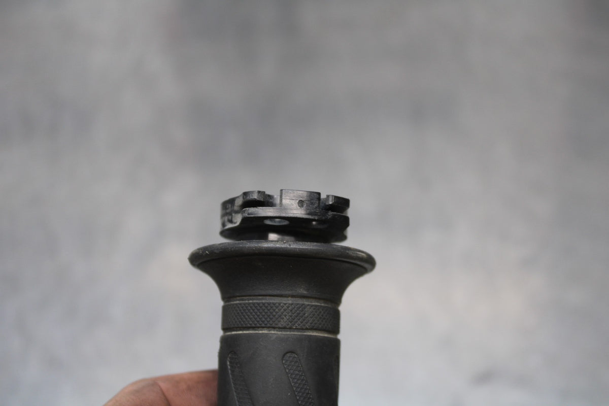 06-07 SUZUKI GSXR 600 RIGHT THROTTLE TUBE GRIP BB170