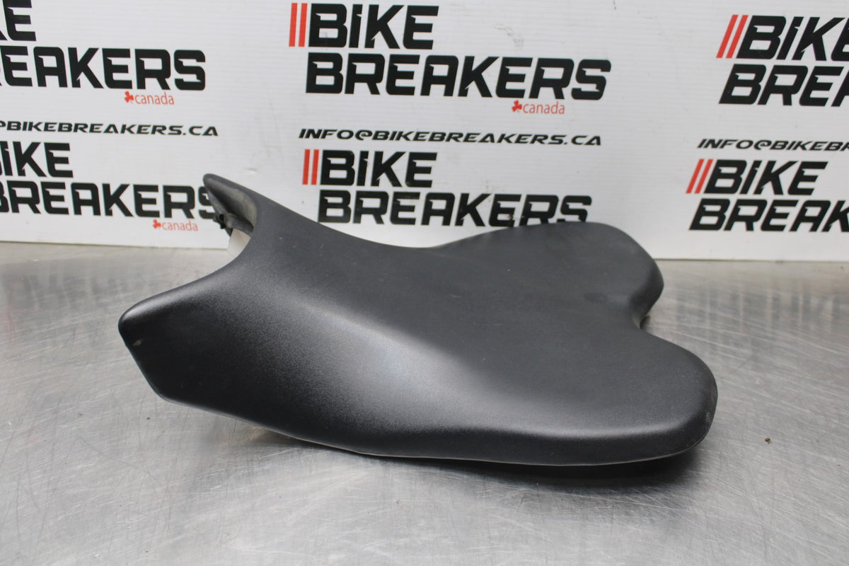 13 YAMAHA YZF R1 FRONT DRIVERS SEAT PAD SADDLE PILLION BB781