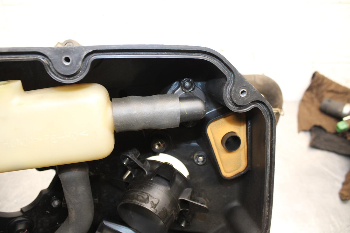 2000 Honda Super Hawk 1000 VTR1000F AIRBOX AIR INTAKE FILTER BOX BB577