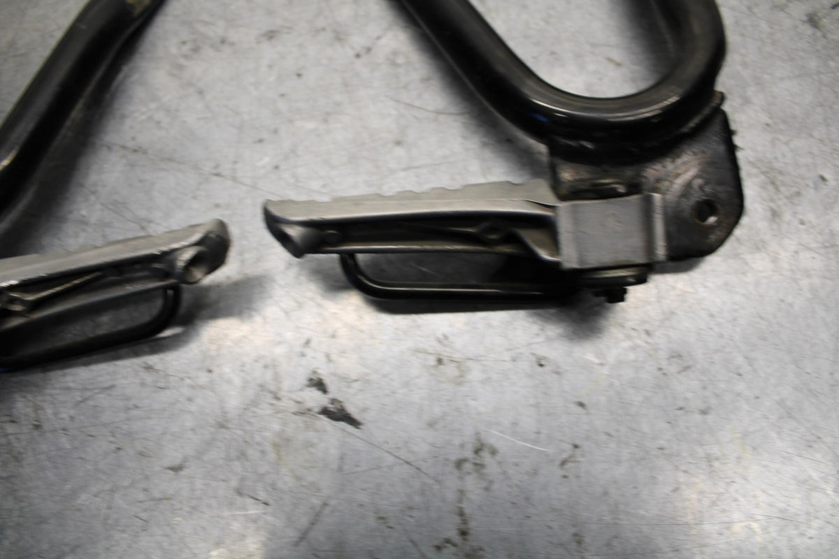 89-90 YAMAHA FZR600 REAR BACK PASSENGER PEG SET PAIR BB76