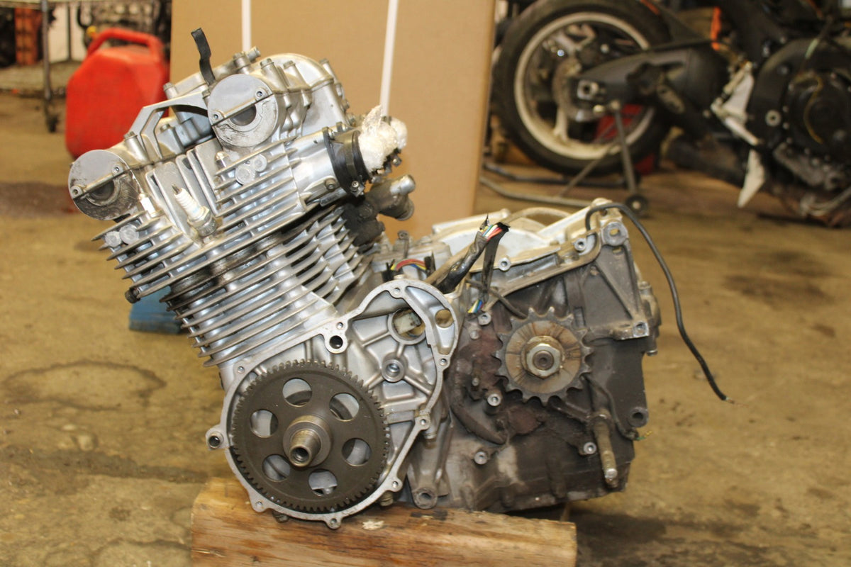 77 SUZUKI GS750 ENGINE MOTOR BB779