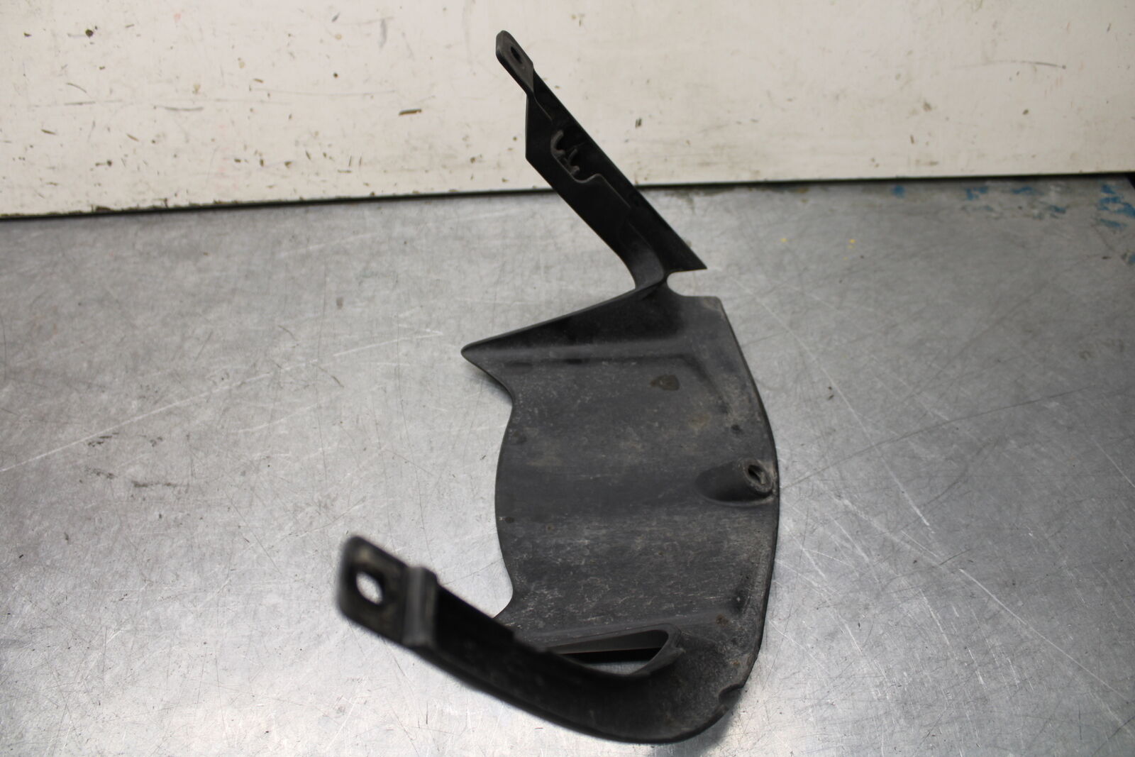 16 KAWASAKI NINJA ZX10R REAR BACK WHEEL TIRE HUGGER FENDER 35023-0188  BB650