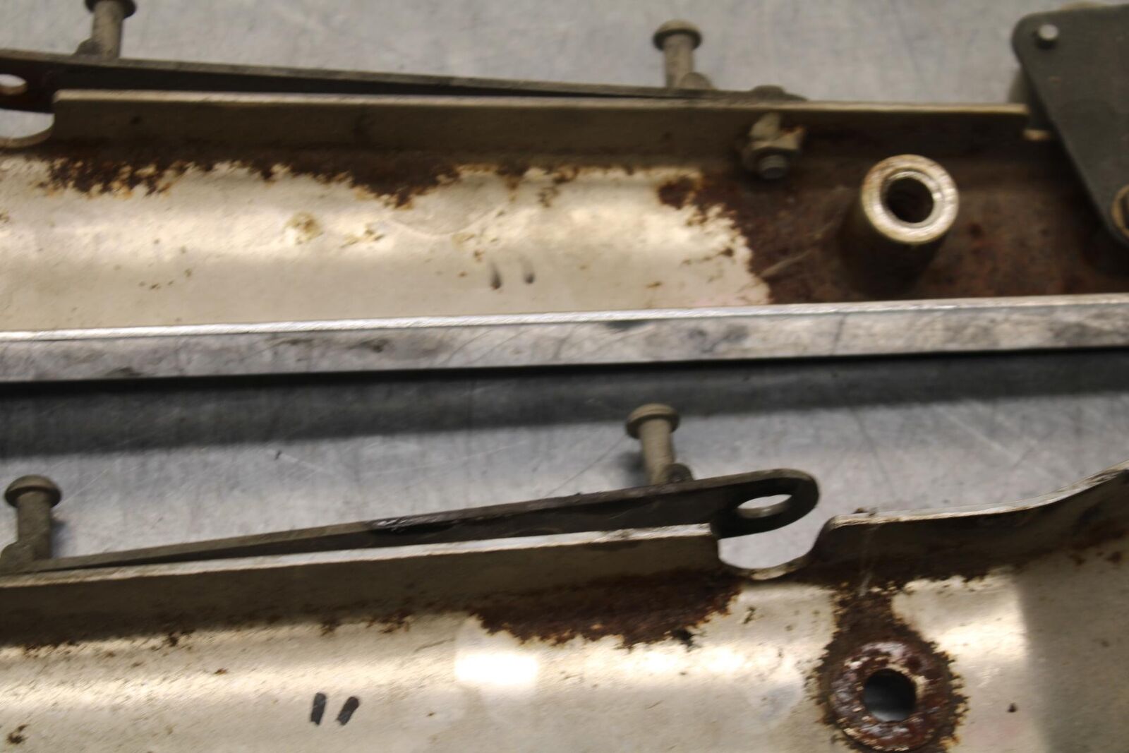 2005 Kawasaki Vulcan 1500 VN1500N Classic REAR BACK FENDER SUPPORT FRAME BB576