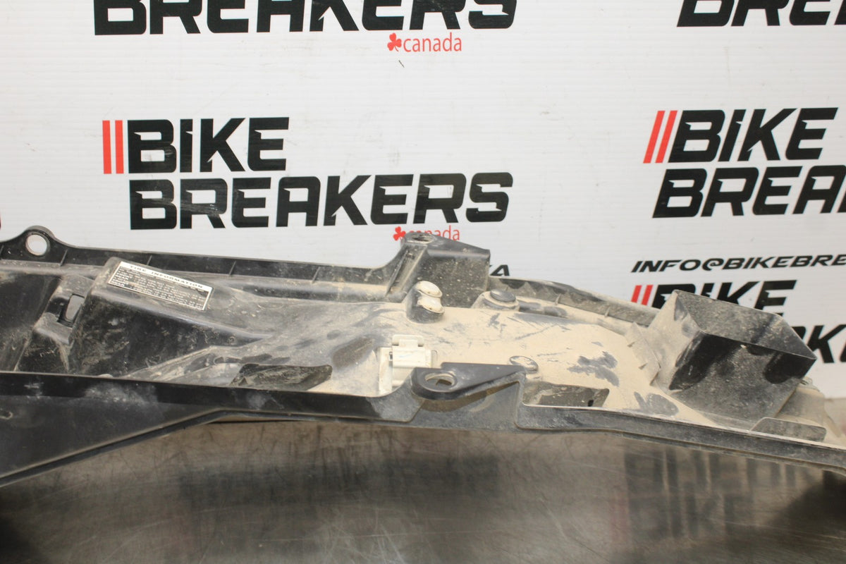 18 YAMAHA SUPER TENERE REAR BACK TAIL UNDERTAIL BATTERY TRAY PLASTIC BB832