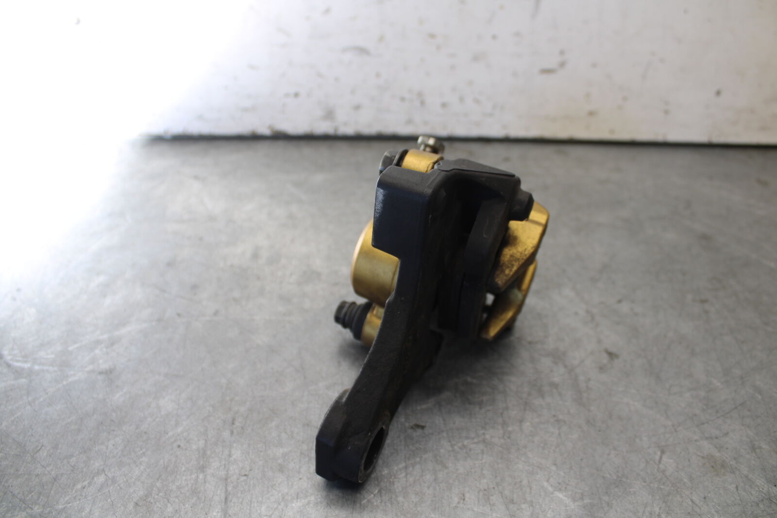 07-08 TRIUMPH DAYTONA 675 REAR BACK BRAKE CALIPER W MOUNT BRACKET BB685