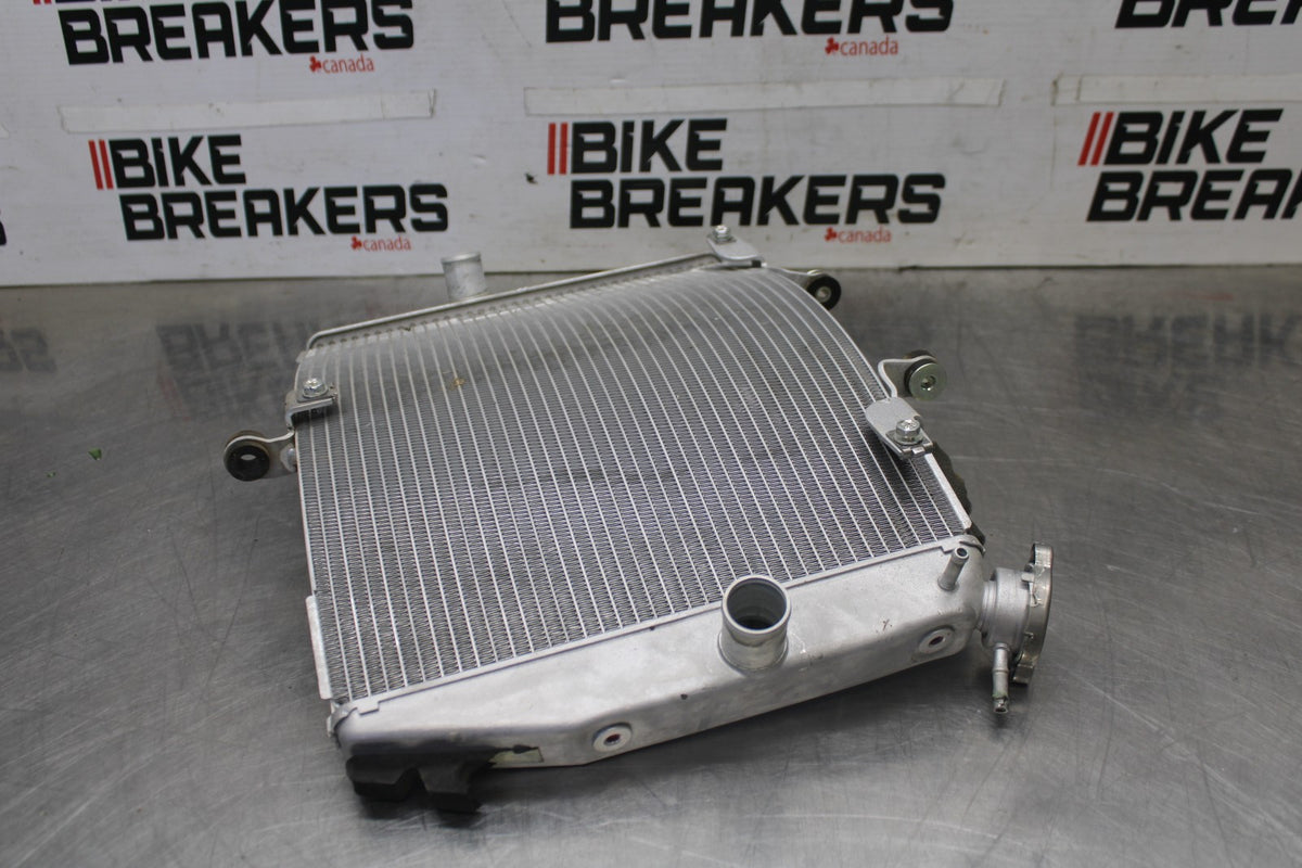 24-25 KAWASAKI NINJA ZX6R ENGINE RADIATOR MOTOR COOLER RADIATER BB939