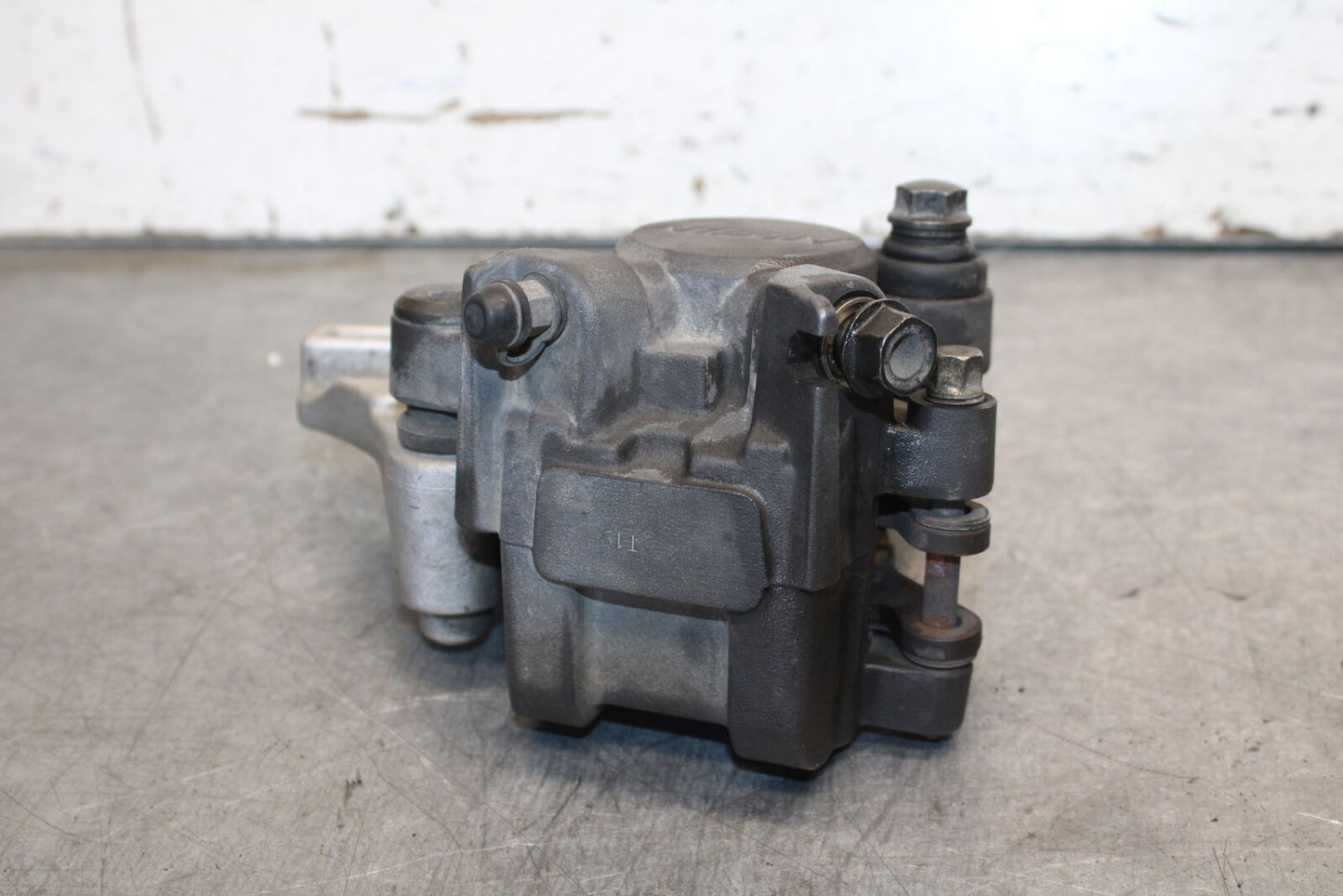 05-06 HONDA CBR600RR REAR BACK BRAKE CALIPER W MOUNT BRACKET  BB689