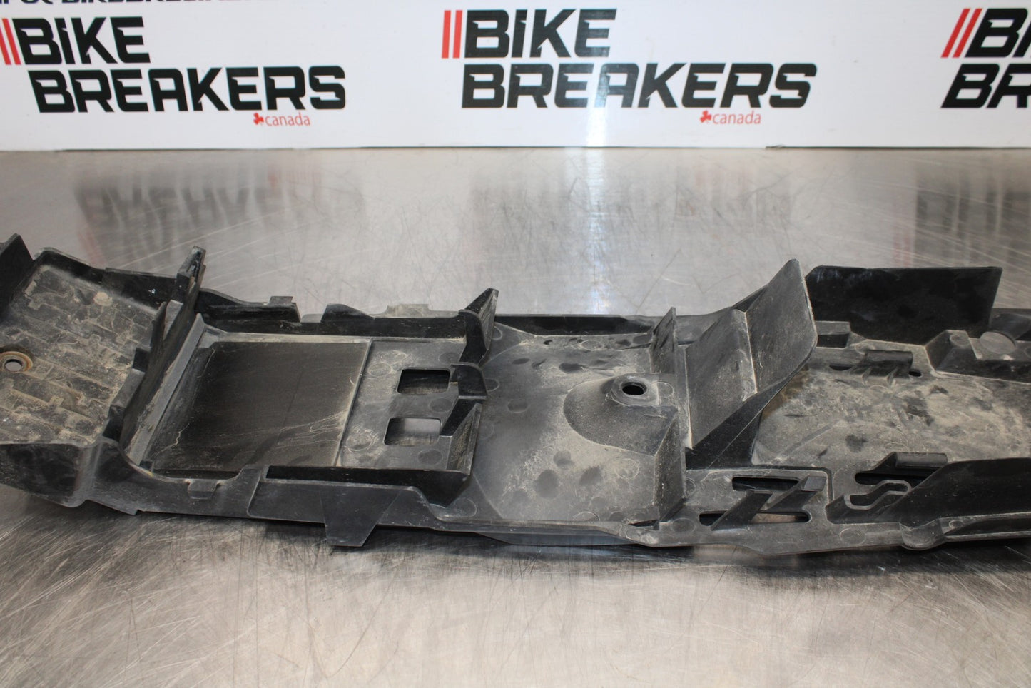 06-07 SUZUKI GSXR 600 REAR BACK TAIL UNDERTAIL BATTERY TRAY PLASTIC BB170