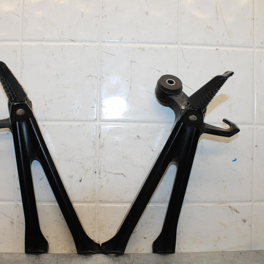 2017 Suzuki GSXR600 REAR BACK PASSENGER PEG SET PAIR BB598