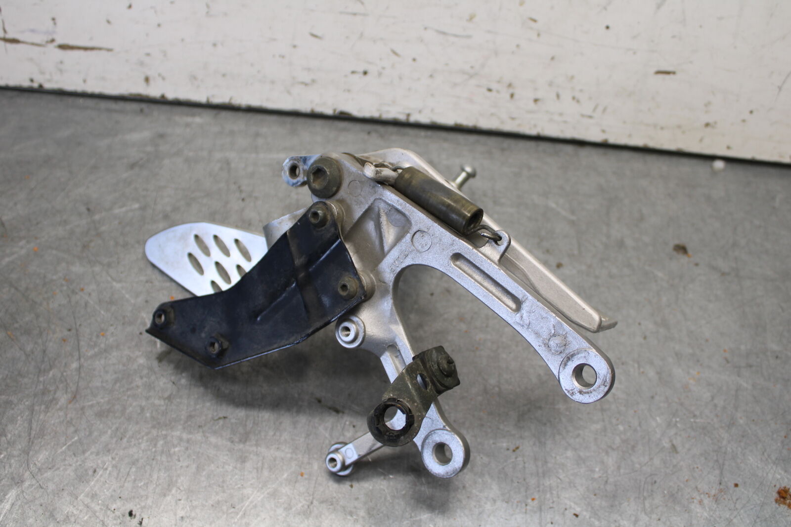 04-06 YAMAHA YZF R1 RIGHT REARSET REAR SET DRIVER FOOT PEG REST STOP BB432