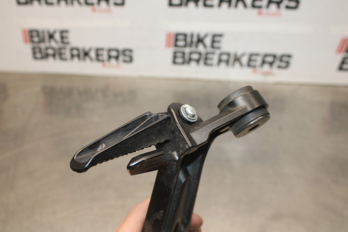 15-26 SUZUKI GSXR600 RIGHT REAR BACK PASSENGER PEG BB888
