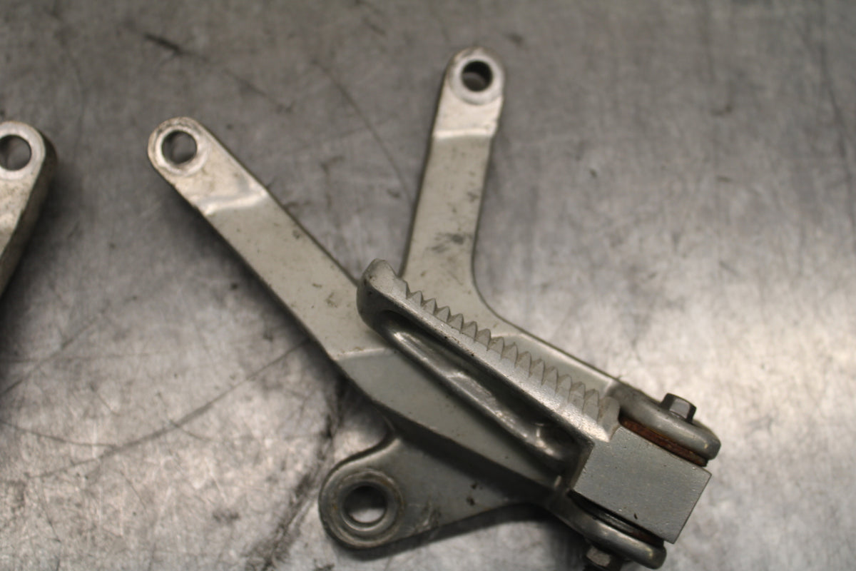 96-07 YAMAHA YZF600R REAR BACK PASSENGER PEG SET PAIR  BB746