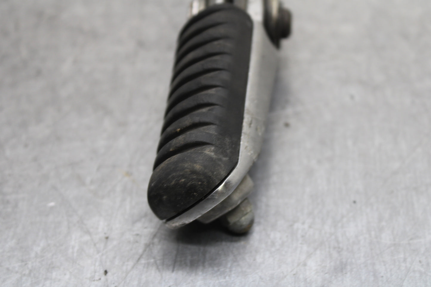 00-02 KAWASAKI NINJA ZX6R LEFT FRONT FOOT REST PEG STEP BB750