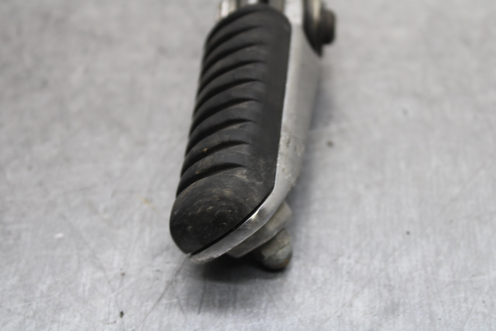 00-02 KAWASAKI NINJA ZX6R LEFT FRONT FOOT REST PEG STEP BB750