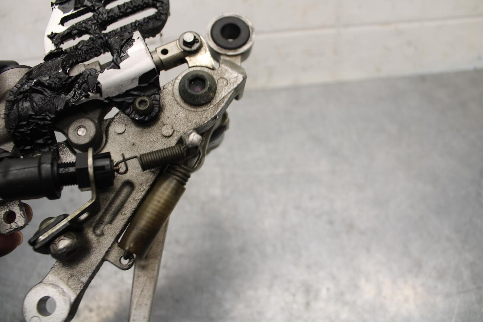 07 YAMAHA YZF R6 2c0 RIGHT REARSET REAR SET DRIVER FOOT PEG REST STOP BB75