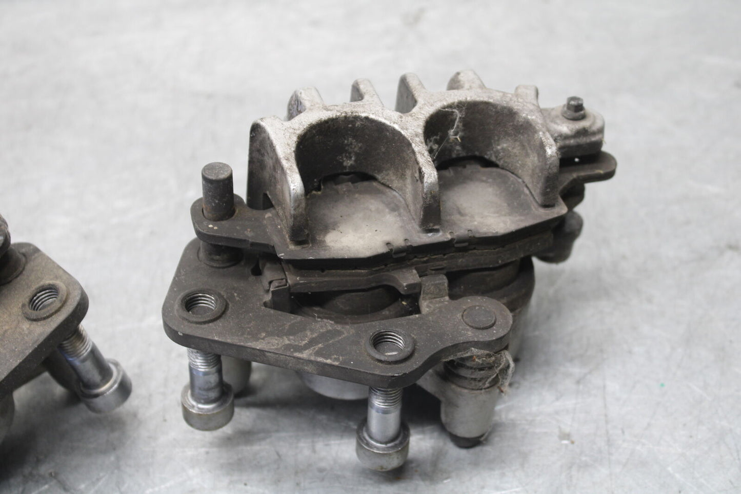 05-09 SUZUKI BOULEVARD C90 RIGHT LEFT FRONT BRAKE CALIPER SET PAIR BB692