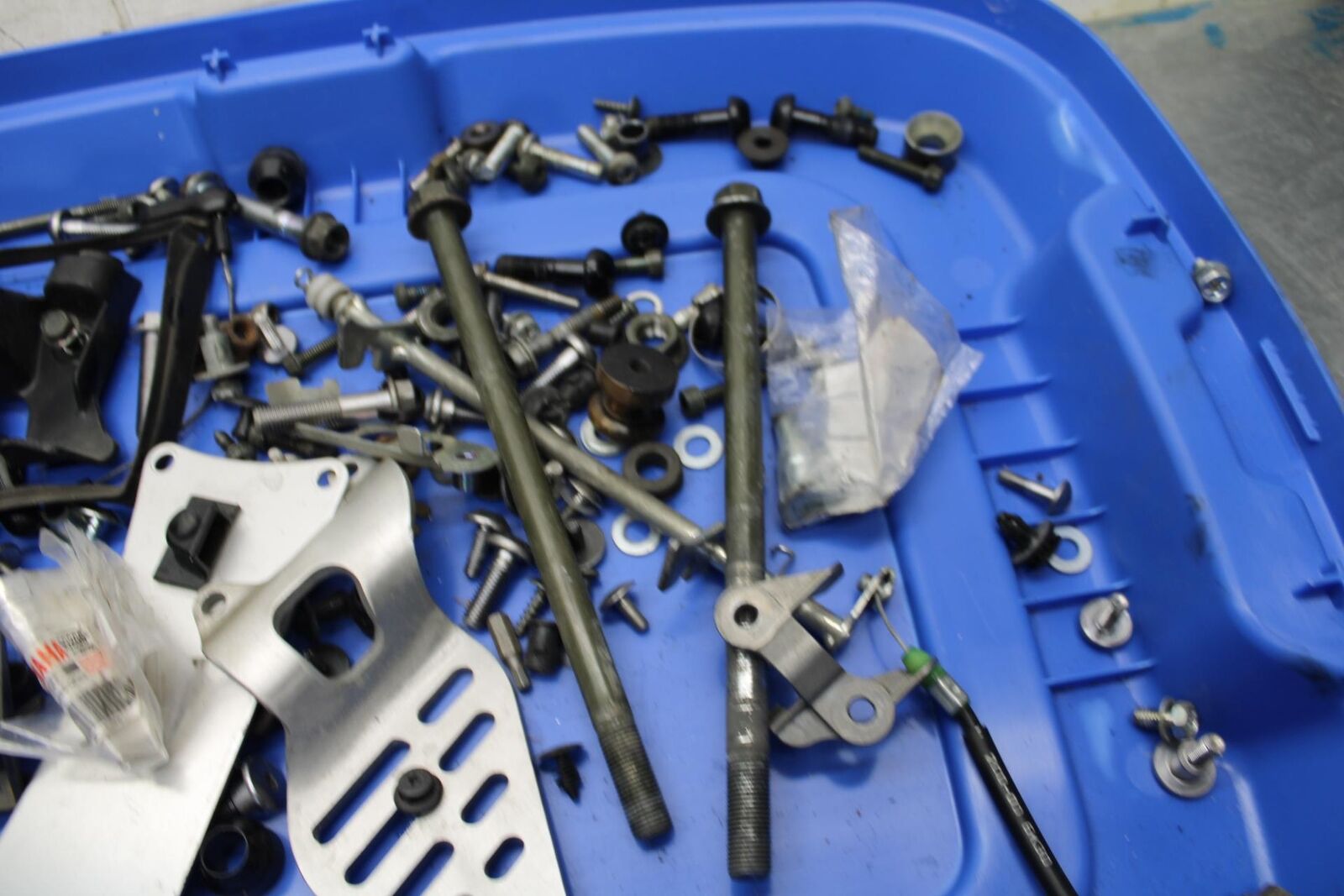 2007 Yamaha YZF R6 LEFTOVER MOUNTING BOLTS HARDWARE MOTOR SCREWS BB525