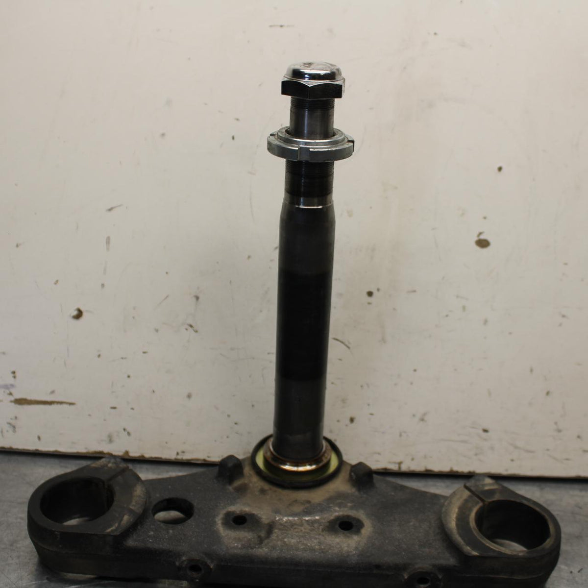 2013 Suzuki Boulevard C50T FRONT CLAMP LOWER TRIPLE TREE STEM 51410-48G00 BB625