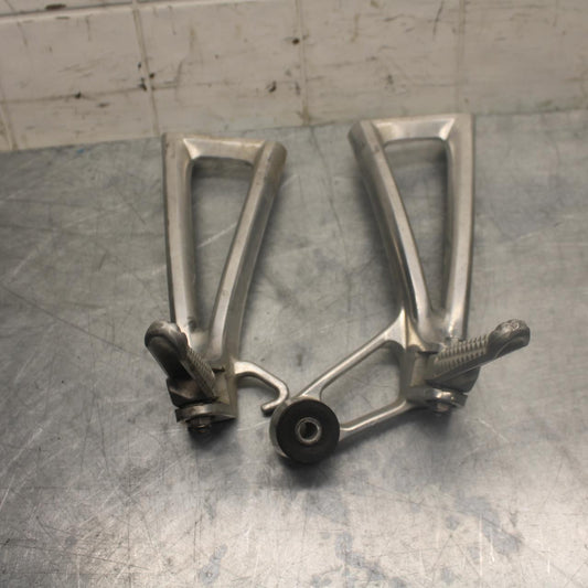 05 YAMAHA YZF R6S REAR BACK PASSENGER PEG SET PAIR BB462