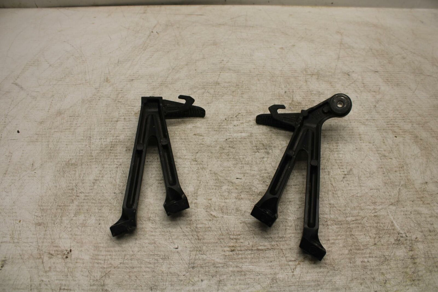 11-19 SUZUKI GSXR600 REAR BACK PASSENGER PEG SET PAIR BB371