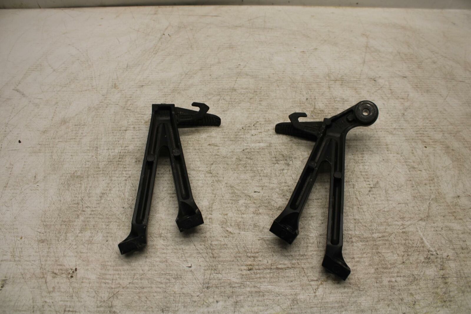 11-19 SUZUKI GSXR600 REAR BACK PASSENGER PEG SET PAIR BB371