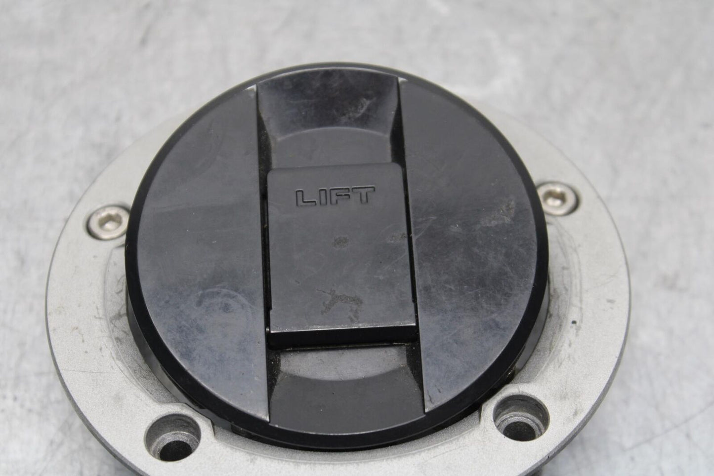 11-22 SUZUKI GSXR600 FUEL TANK GAS CAP WITH KEY BB582