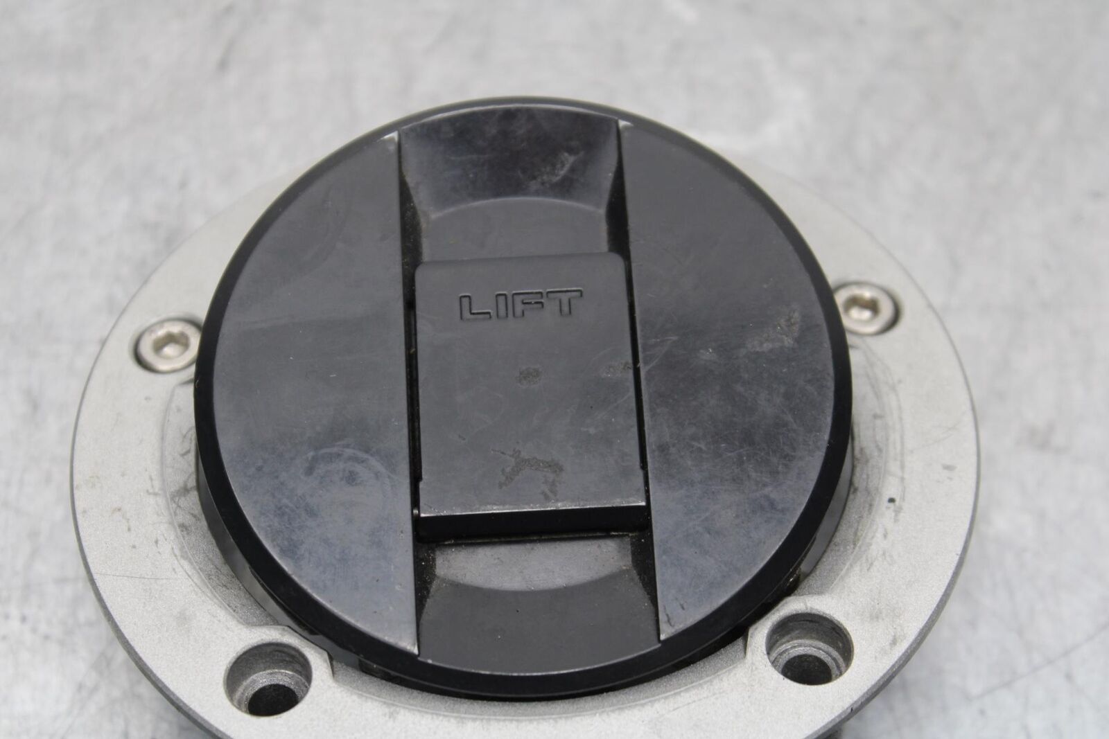 11-22 SUZUKI GSXR600 FUEL TANK GAS CAP WITH KEY BB582
