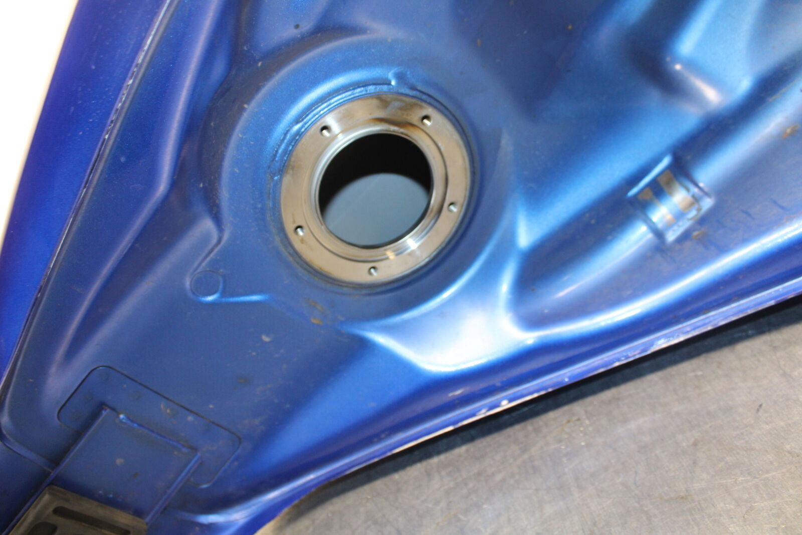 05-06 SUZUKI BOULEVARD M50 GAS TANK FUEL PETROL RESERVOIR BB671